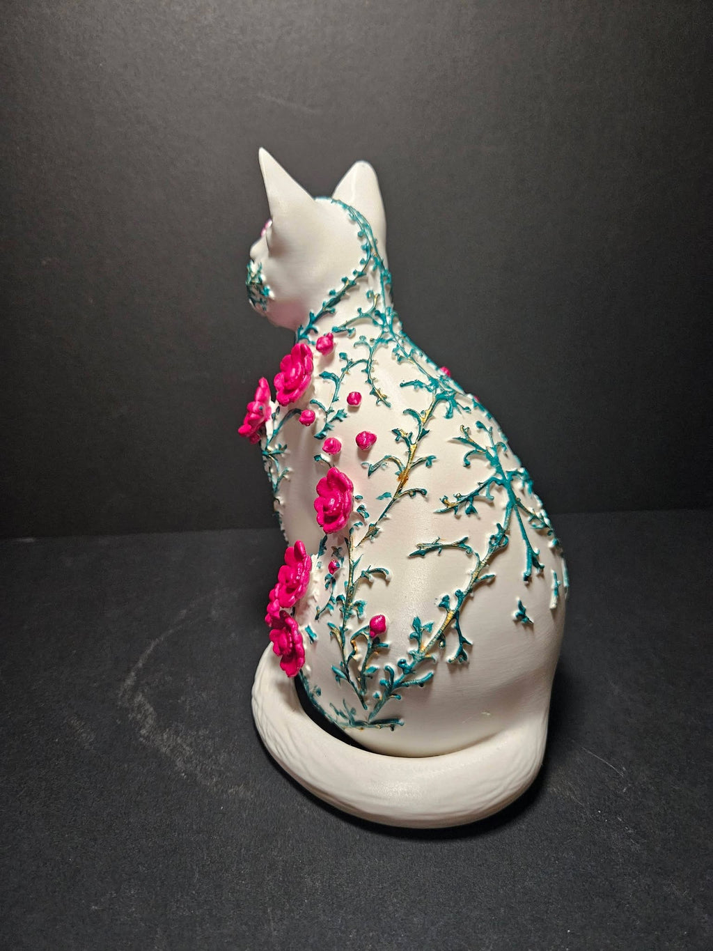 Feline en Fleur Sculpture – 22cm