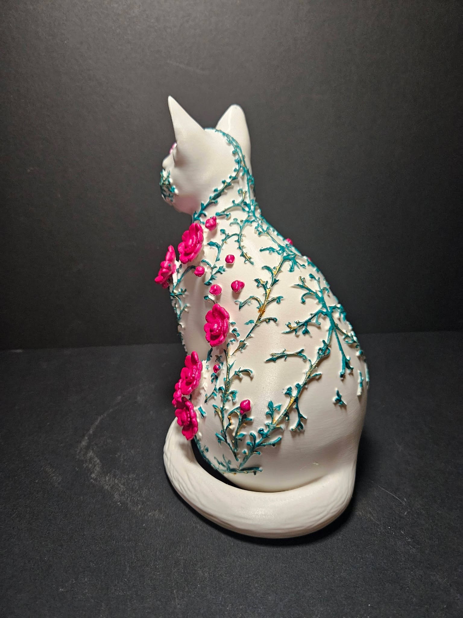 Feline en Fleur Sculpture – 22cm
