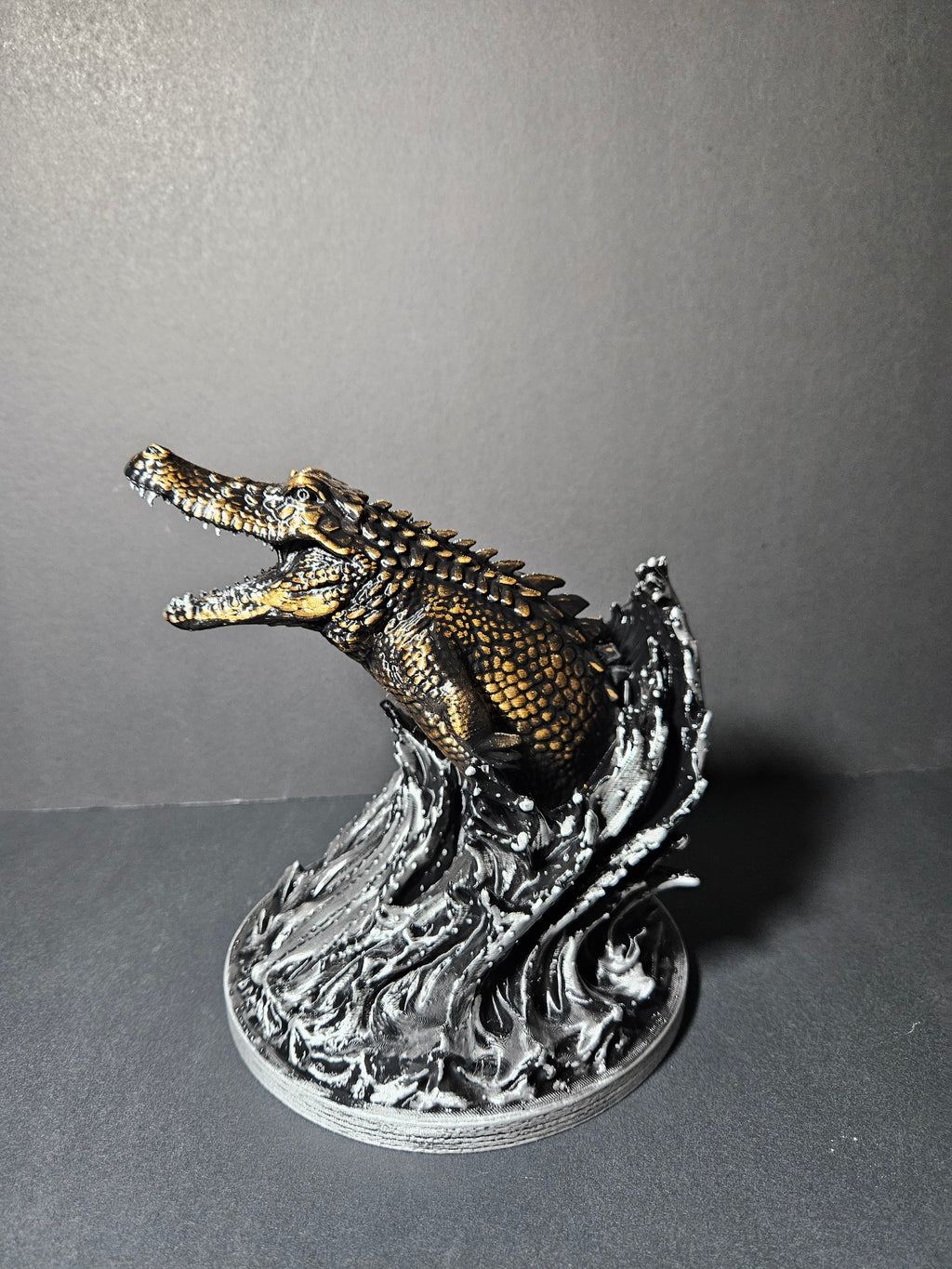 Crocodile Attack – 18cm Flow Collection Sculpture
