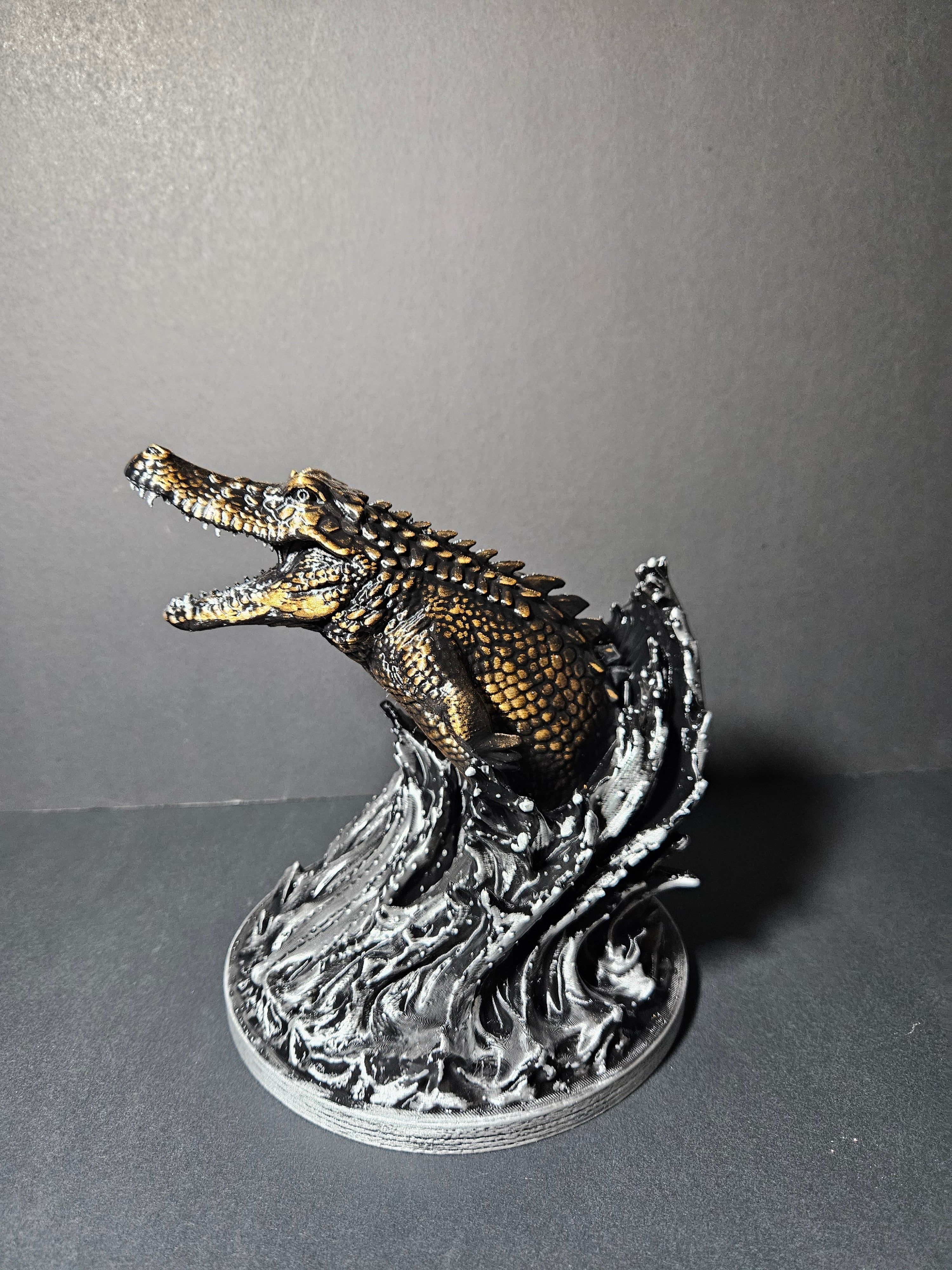 Crocodile Attack – 18cm Flow Collection Sculpture