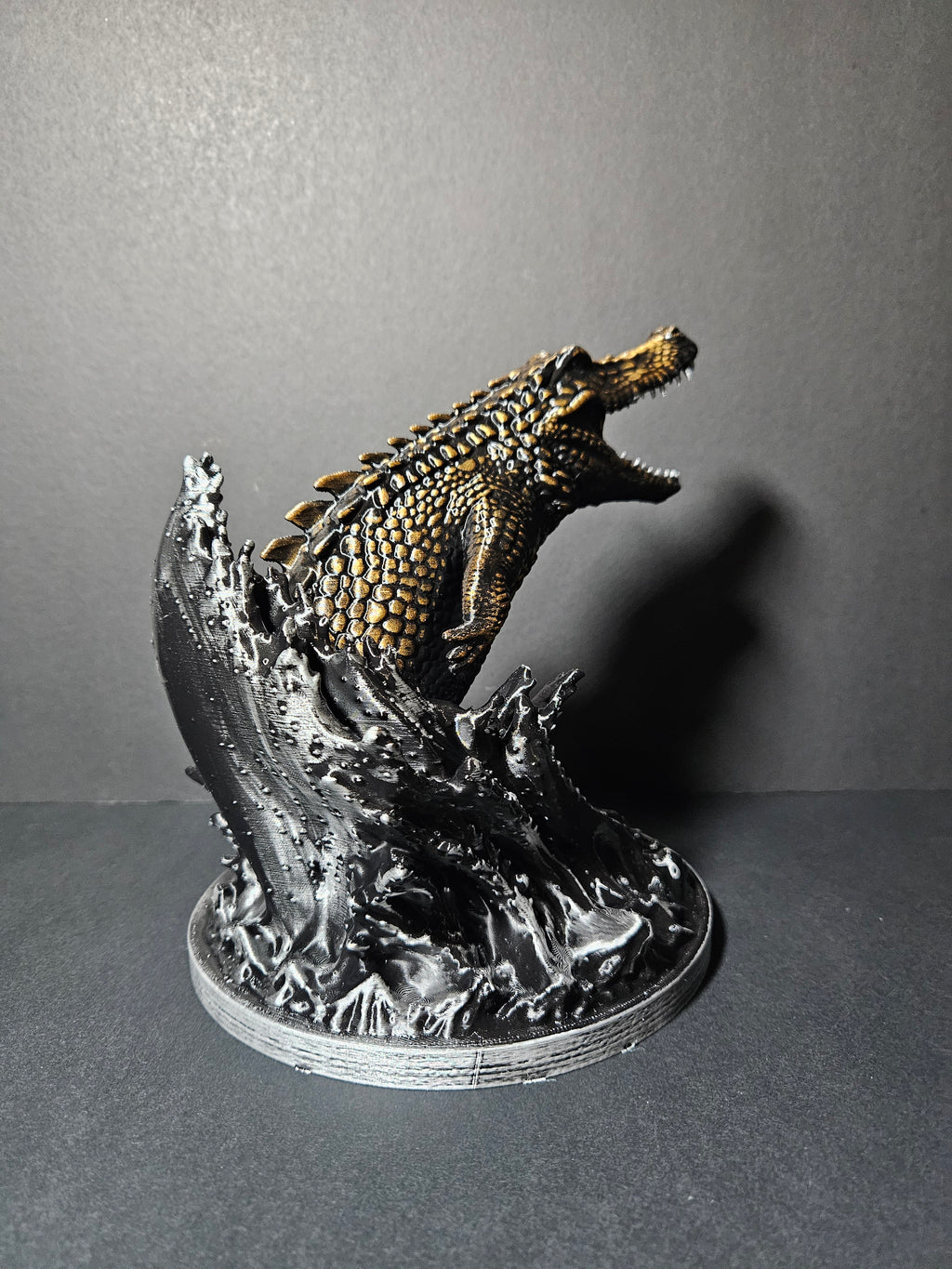 Crocodile Attack – 18cm Flow Collection Sculpture