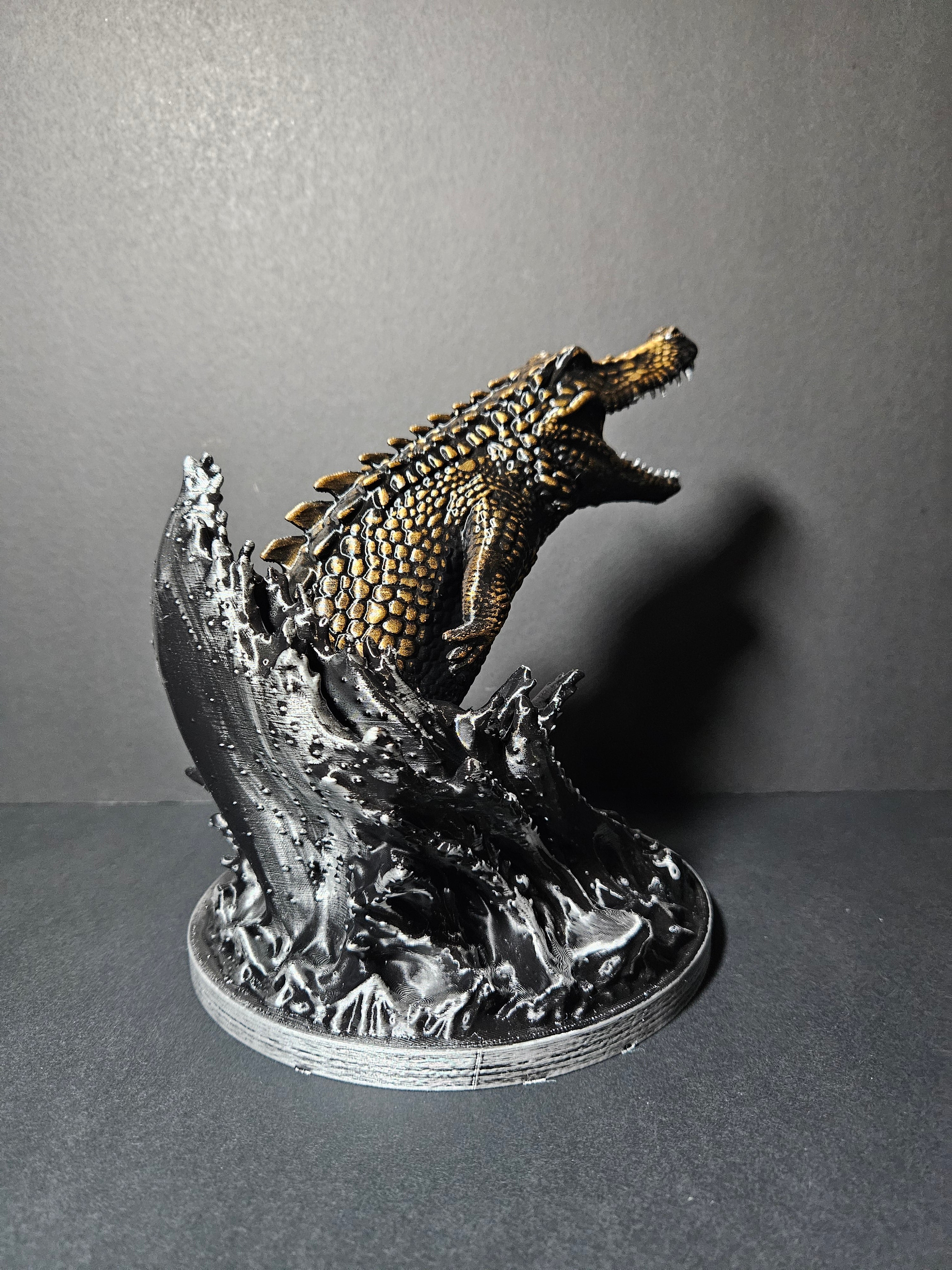 Crocodile Attack – 18cm Flow Collection Sculpture