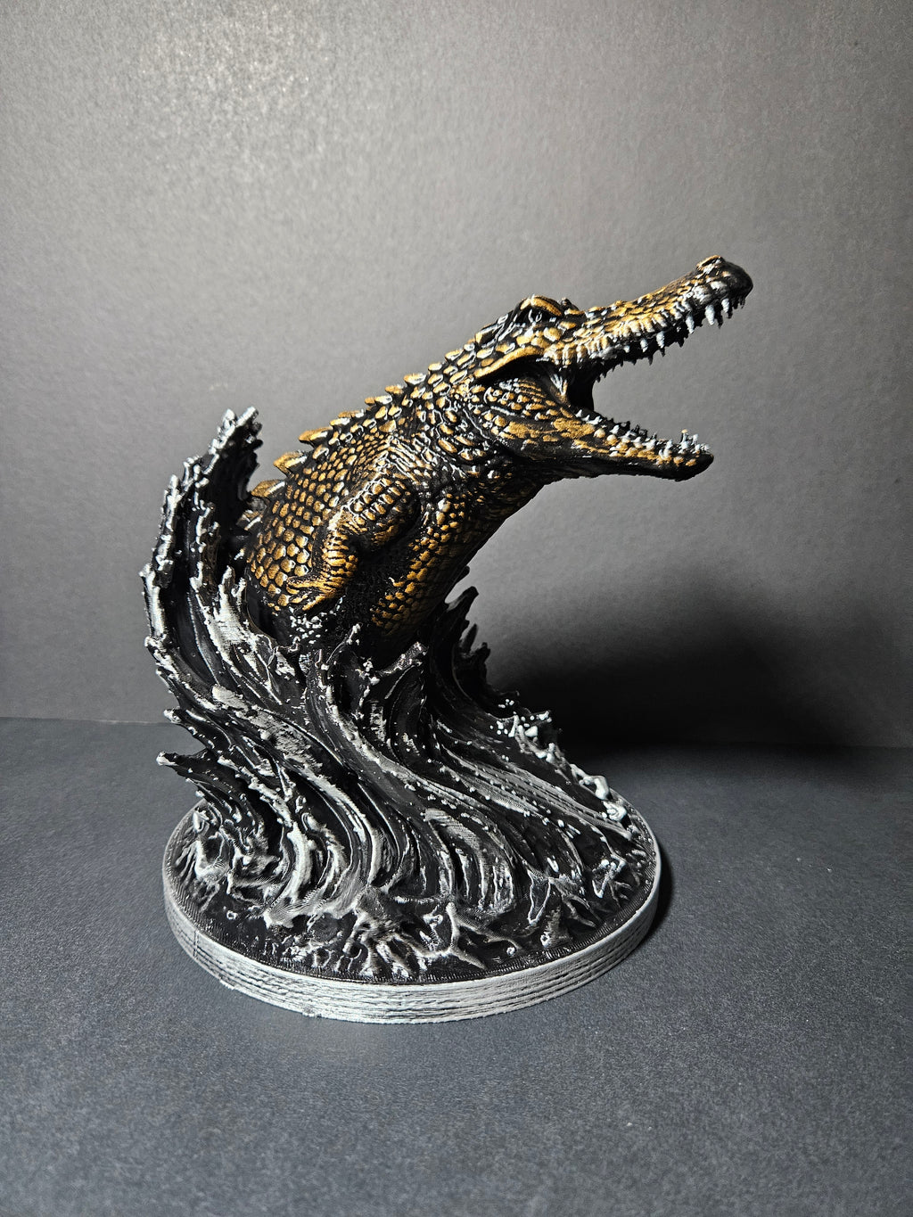 Crocodile Attack – 18cm Flow Collection Sculpture