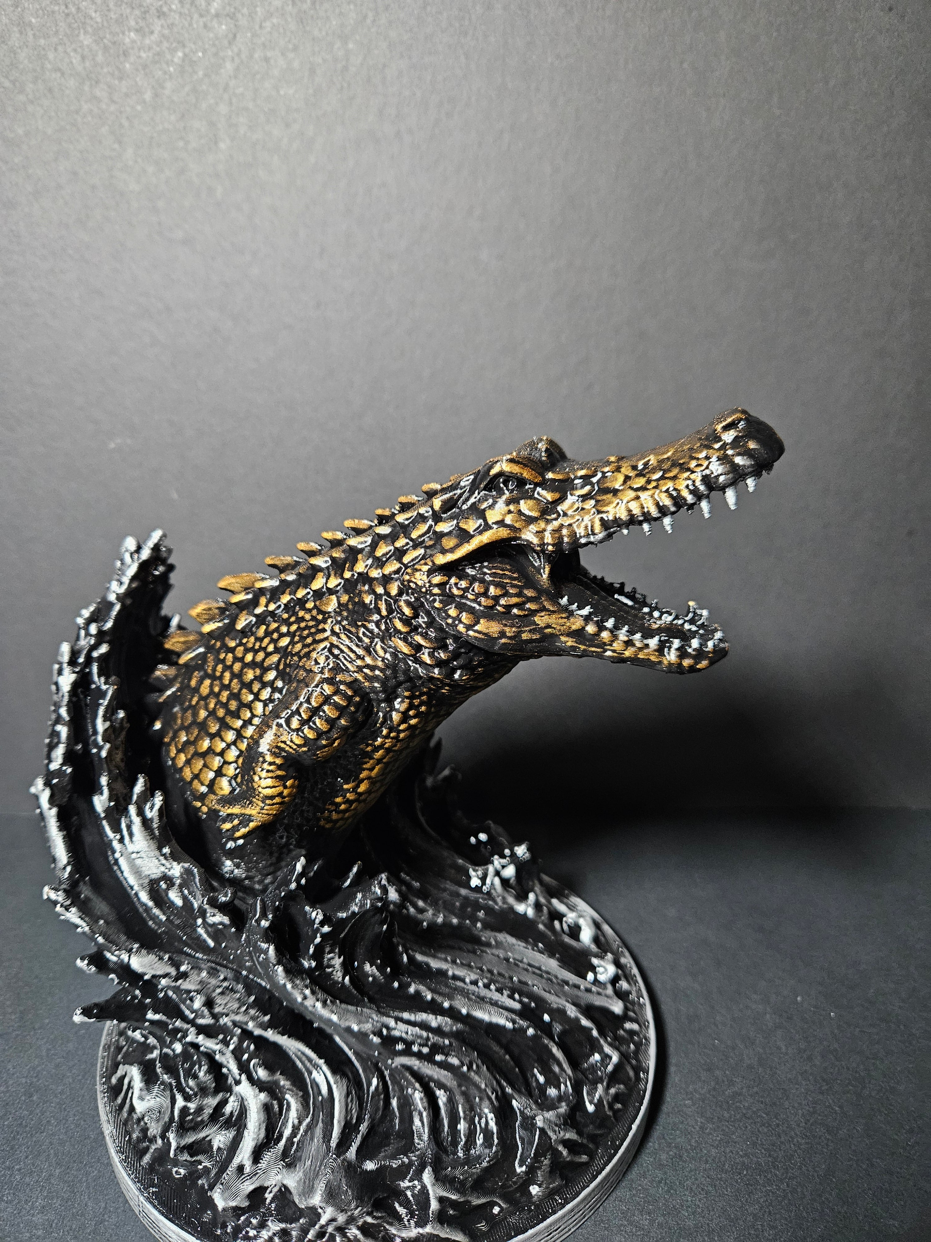 Crocodile Attack – 18cm Flow Collection Sculpture