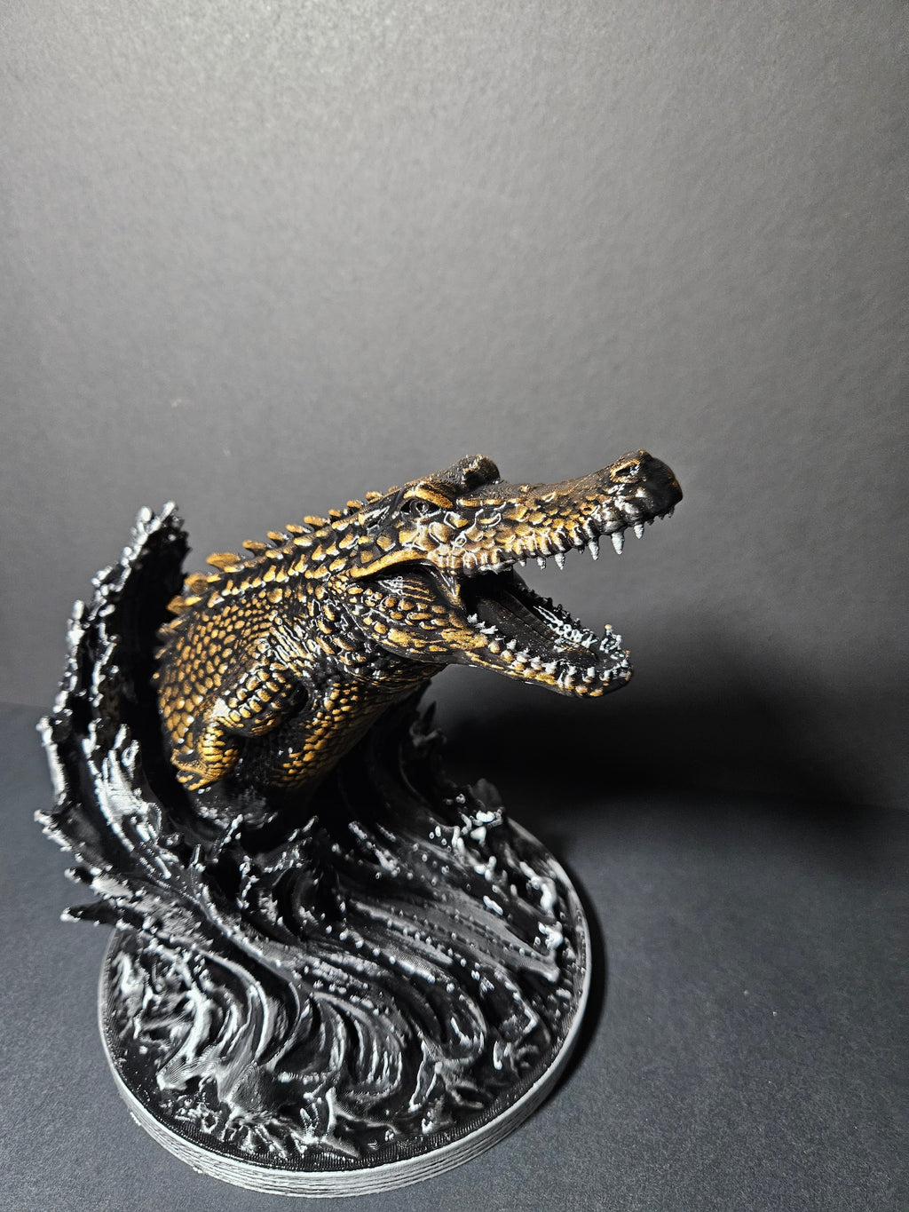 Crocodile Attack – 18cm Flow Collection Sculpture