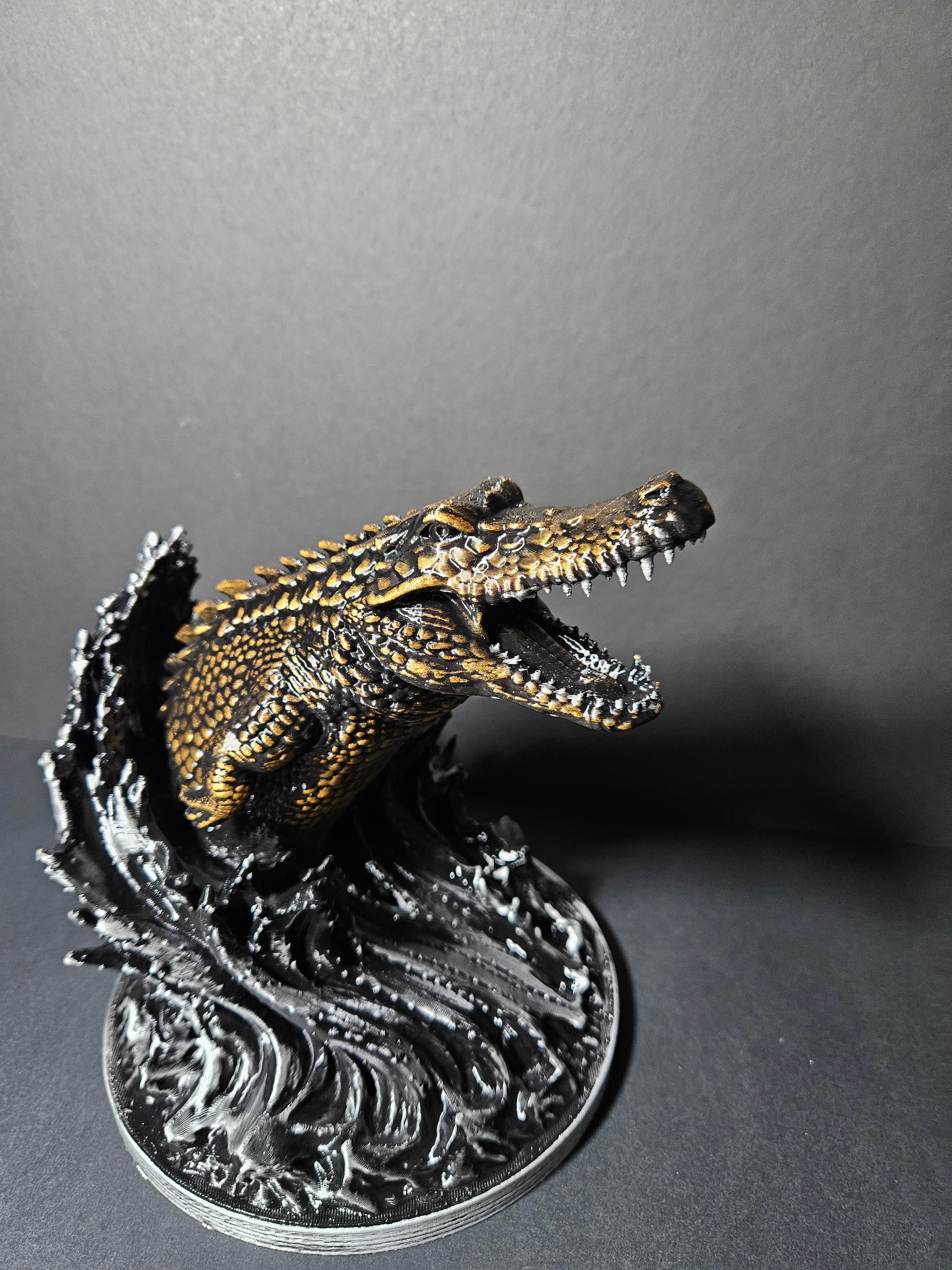 Crocodile Attack – 18cm Flow Collection Sculpture