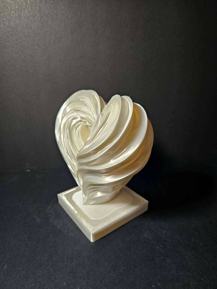 ETERNAL LOVE — Abstract Heart Sculpture 🤍